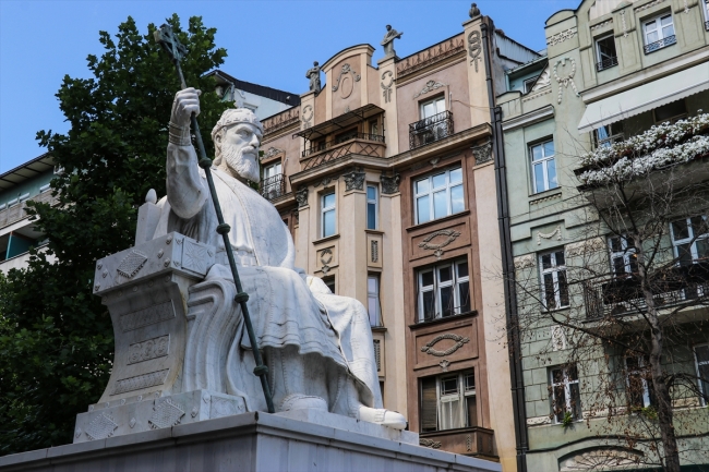 Farklı dönemlere ait mimari tarzlarıyla Üsküp