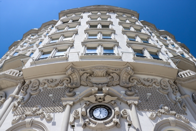 Farklı dönemlere ait mimari tarzlarıyla Üsküp