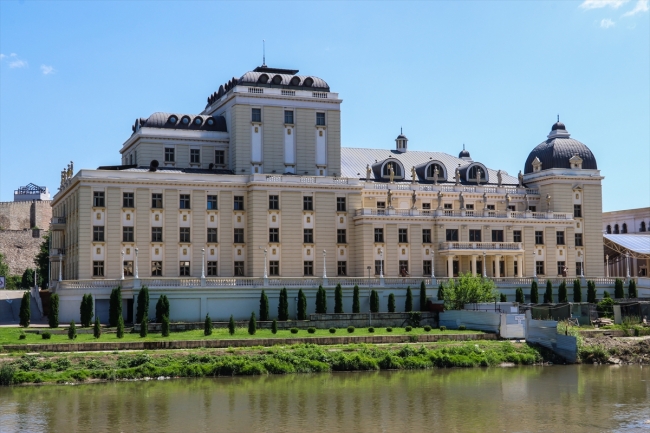 Farklı dönemlere ait mimari tarzlarıyla Üsküp
