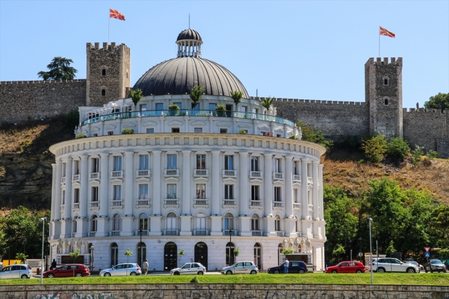 Farklı dönemlere ait mimari tarzlarıyla Üsküp