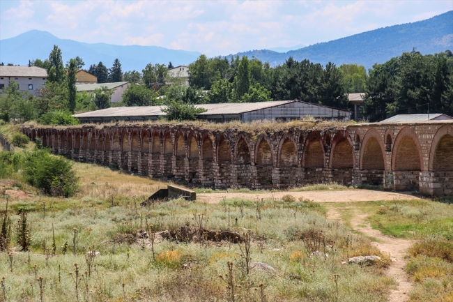 Farklı dönemlere ait mimari tarzlarıyla Üsküp