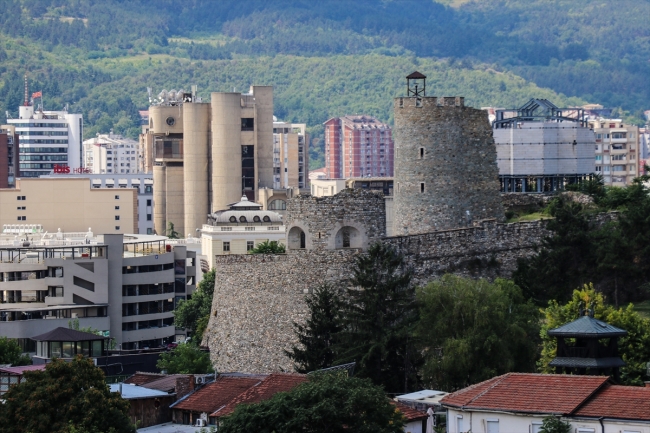 Farklı dönemlere ait mimari tarzlarıyla Üsküp