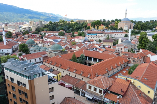 Farklı dönemlere ait mimari tarzlarıyla Üsküp