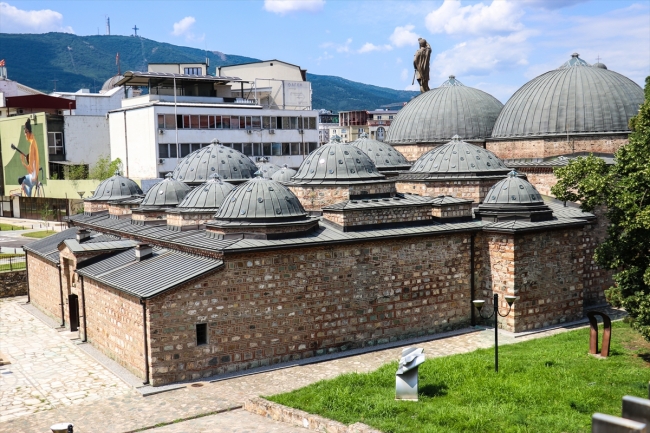 Farklı dönemlere ait mimari tarzlarıyla Üsküp