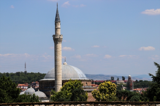 Farklı dönemlere ait mimari tarzlarıyla Üsküp
