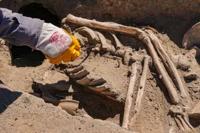 Kafatası olmayan 2 bin 700 yılık iskelet bulundu