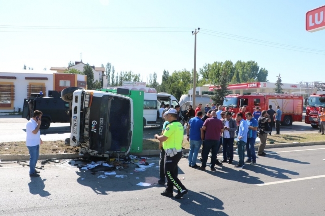 Sivas'ta trafik kazası: 4'ü polis 6 yaralı