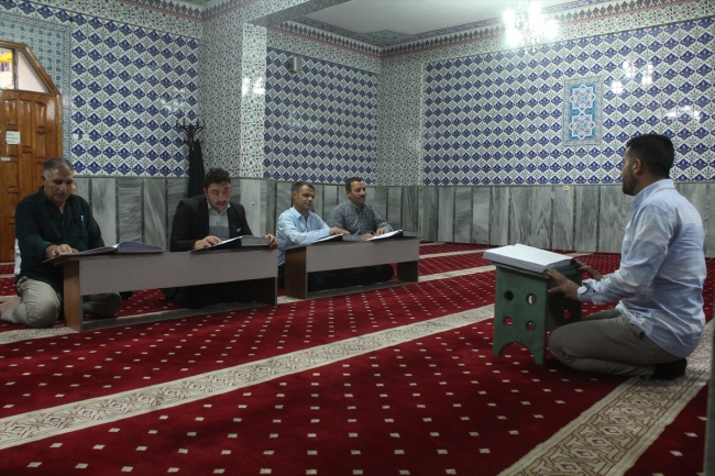 Görmeyen gözleri Kur'an öğrenme aşklarına engel olmadı