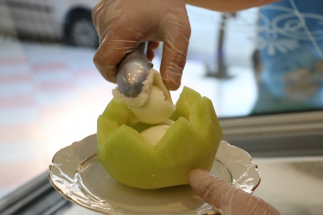 Dondurmayı kavunda servis ediyorlar