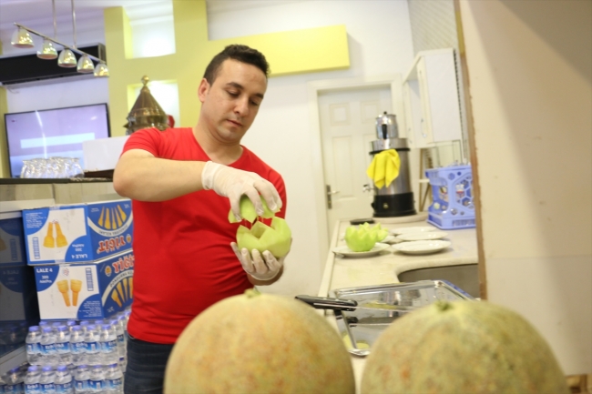 Dondurmayı kavunda servis ediyorlar