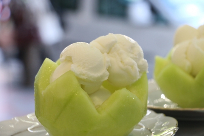 Dondurmayı kavunda servis ediyorlar