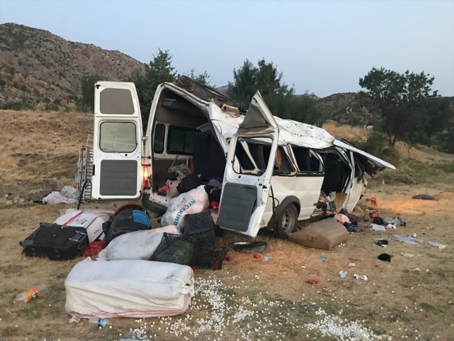 Diyarbakır-Bingöl kara yolunda minibüs devrildi