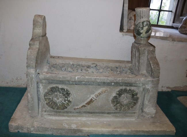 Türbedeki mezar taşları işleme ve motifleriyle dikkat çekiyor