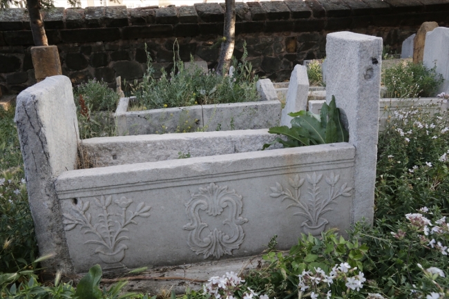 Türbedeki mezar taşları işleme ve motifleriyle dikkat çekiyor