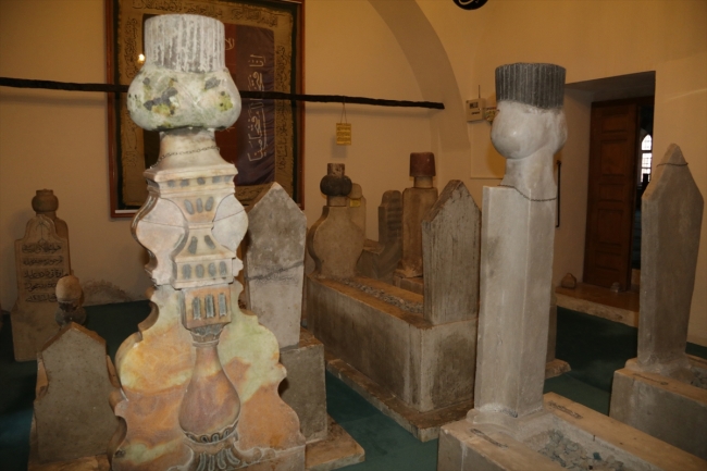 Türbedeki mezar taşları işleme ve motifleriyle dikkat çekiyor