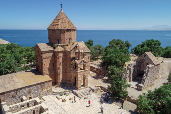 Hoşgörü adası Akdamar'da ayin hazırlığı
