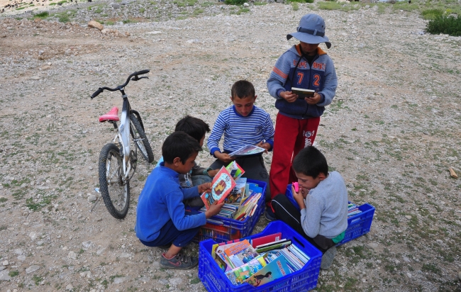 Torosların yaylalarına kitap taşıyorlar