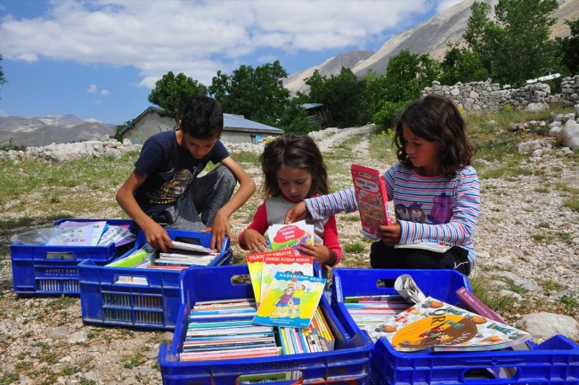 Torosların yaylalarına kitap taşıyorlar