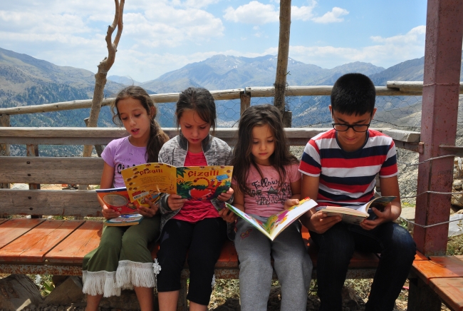 Torosların yaylalarına kitap taşıyorlar