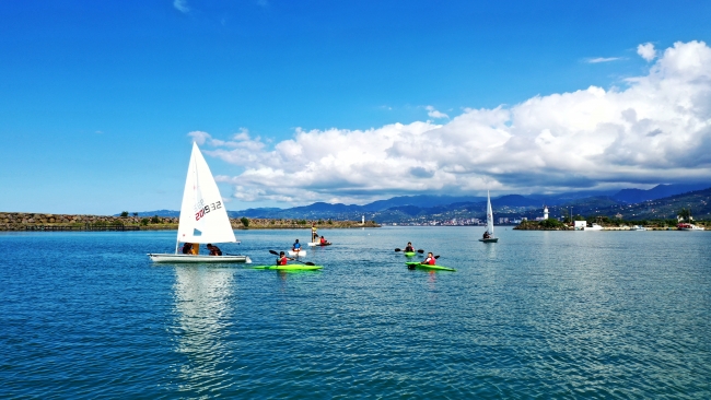 Yelken ve kanolar Karadeniz'in mavisine yakıştı