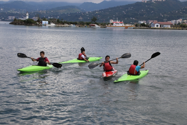 Yelken ve kanolar Karadeniz'in mavisine yakıştı