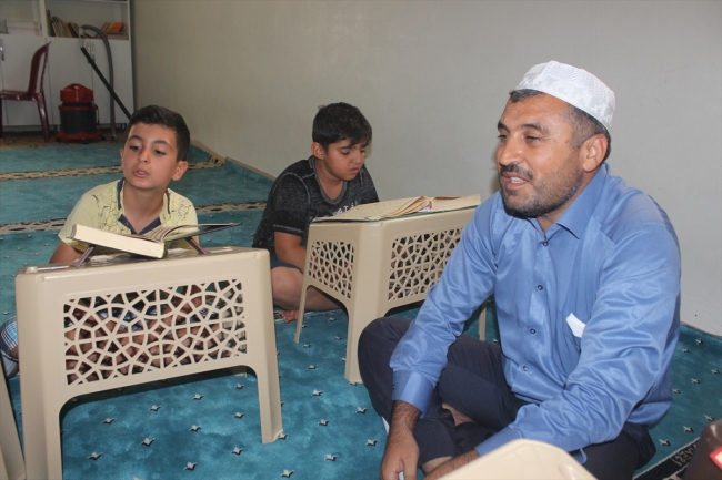 Görme engelli imam çocuklara ışık oluyor