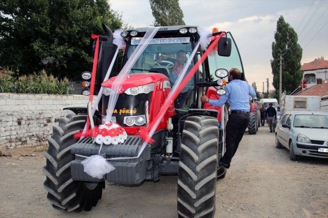 Gelini baba evinden traktörle aldı