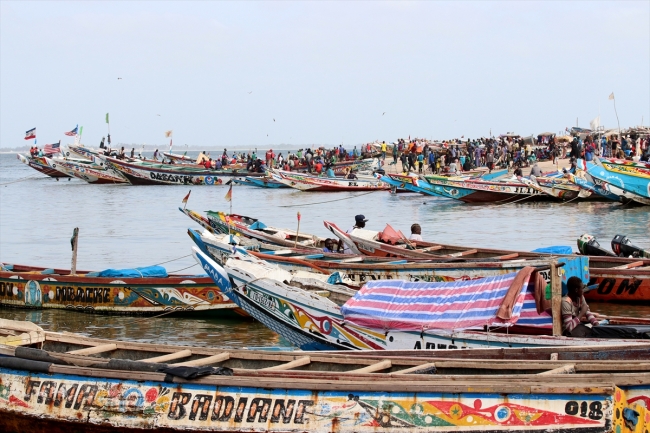 Rengarenk sandallarıyla Senegalli balıkçılar