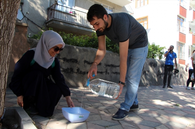 Harçlıklarıyla sokak hayvanlarını doyuruyorlar