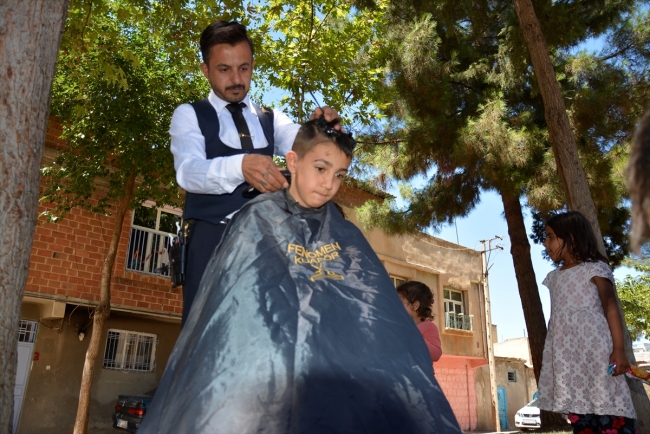 Sokak sokak dolaşıp çocuklara bayram tıraşı yapıyor