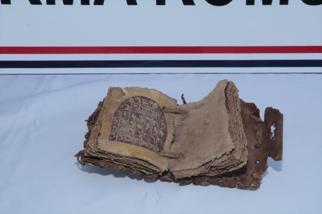 Diyarbakır'da ceylan derisine altın yazmalı kitap ele geçirildi