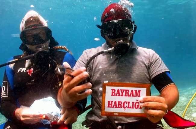 Dalgıçlardan su altında bayramlaşma
