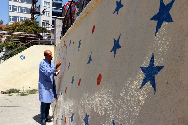 Okul müdürü duvarlara renk katıyor