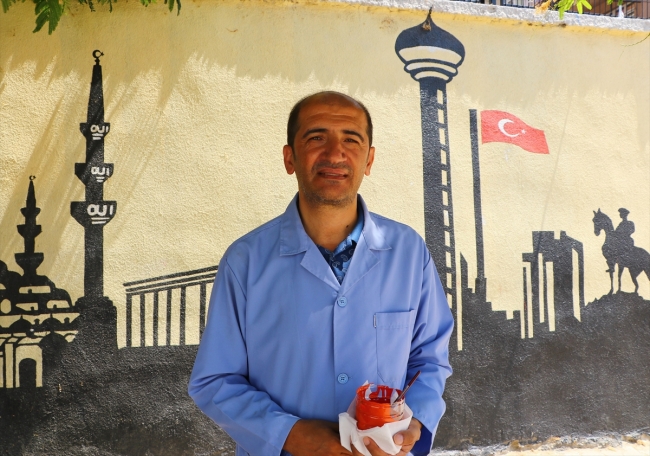 Okul müdürü duvarlara renk katıyor