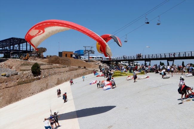 Gökyüzünde çığlık ve kahkaha atarak eğleniyorlar