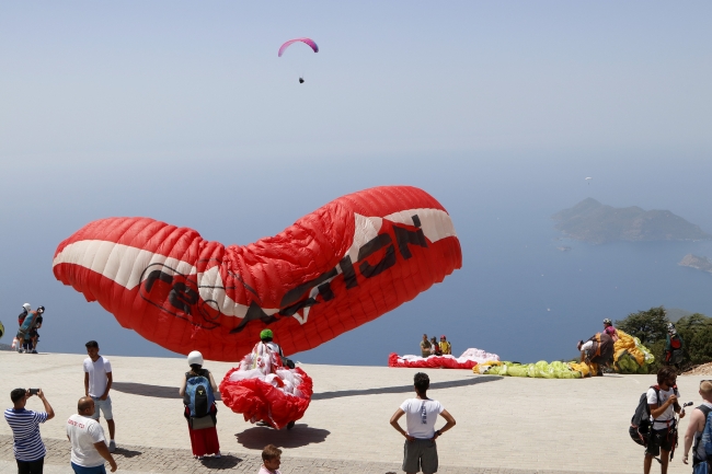 Gökyüzünde çığlık ve kahkaha atarak eğleniyorlar