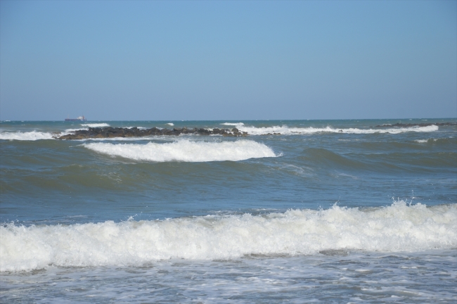 Sakarya'da şiddetli rüzgar ve yoğun dalga nedeniyle denize giriş yasaklandı
