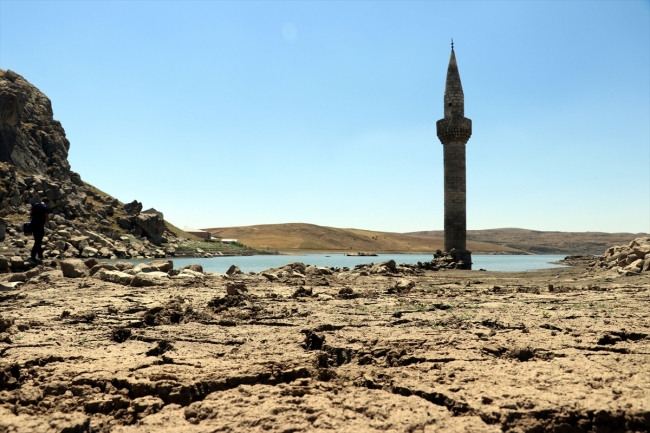 Baraj suları çekilince eski köy yeniden göründü