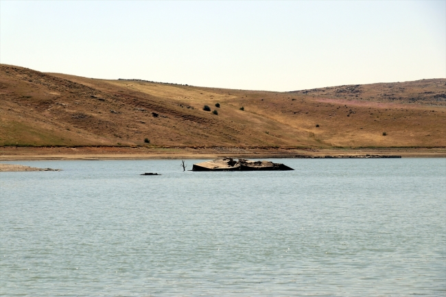 Baraj suları çekilince eski köy yeniden göründü