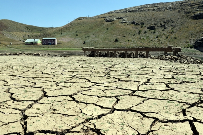 Baraj suları çekilince eski köy yeniden göründü