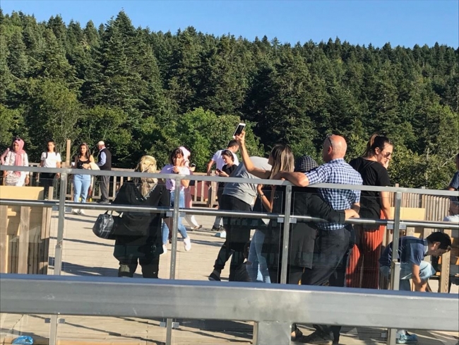 Cam terasta 450 metre yükseklikte bayram