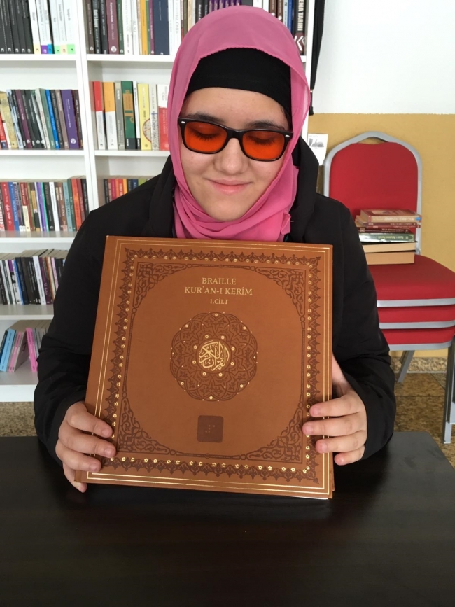 Görme engelli kız Kur’an-ı Kerim öğrenme hayalini gerçekleştirdi