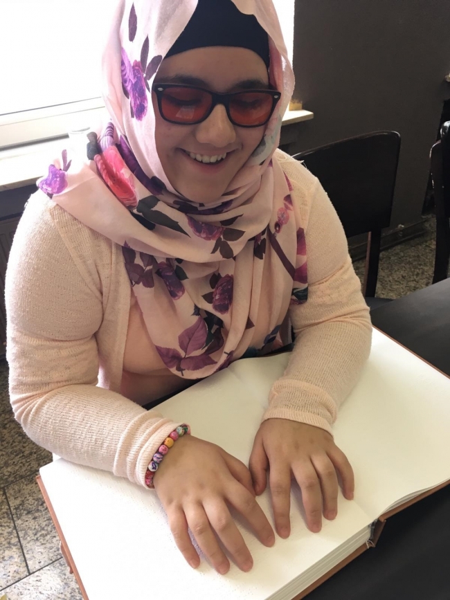 Görme engelli kız Kur’an-ı Kerim öğrenme hayalini gerçekleştirdi