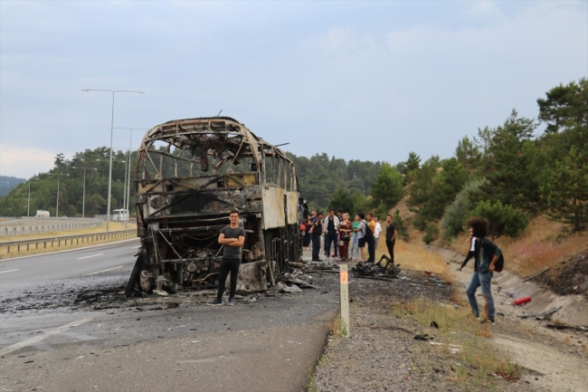Seyir halindeki yolcu otobüsü yandı