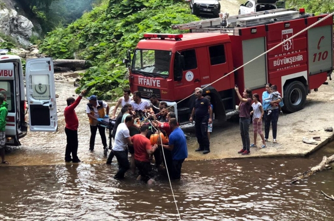 Yılanın soktuğu kişiyi 1,5 kilometre taşıyarak kurtardılar