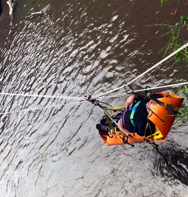 Yılanın soktuğu kişiyi 1,5 kilometre taşıyarak kurtardılar