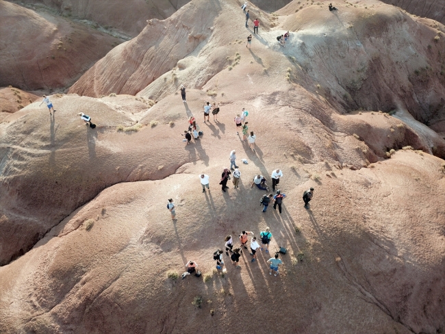Kırmızı, kahverengi ve sarı topraklarıyla Gökkuşağı Tepeleri