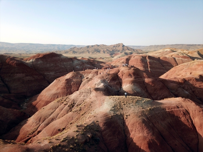 Kırmızı, kahverengi ve sarı topraklarıyla Gökkuşağı Tepeleri