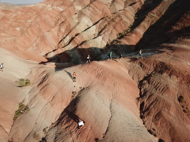 Kırmızı, kahverengi ve sarı topraklarıyla Gökkuşağı Tepeleri