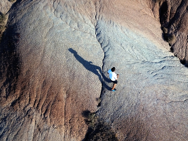Kırmızı, kahverengi ve sarı topraklarıyla Gökkuşağı Tepeleri